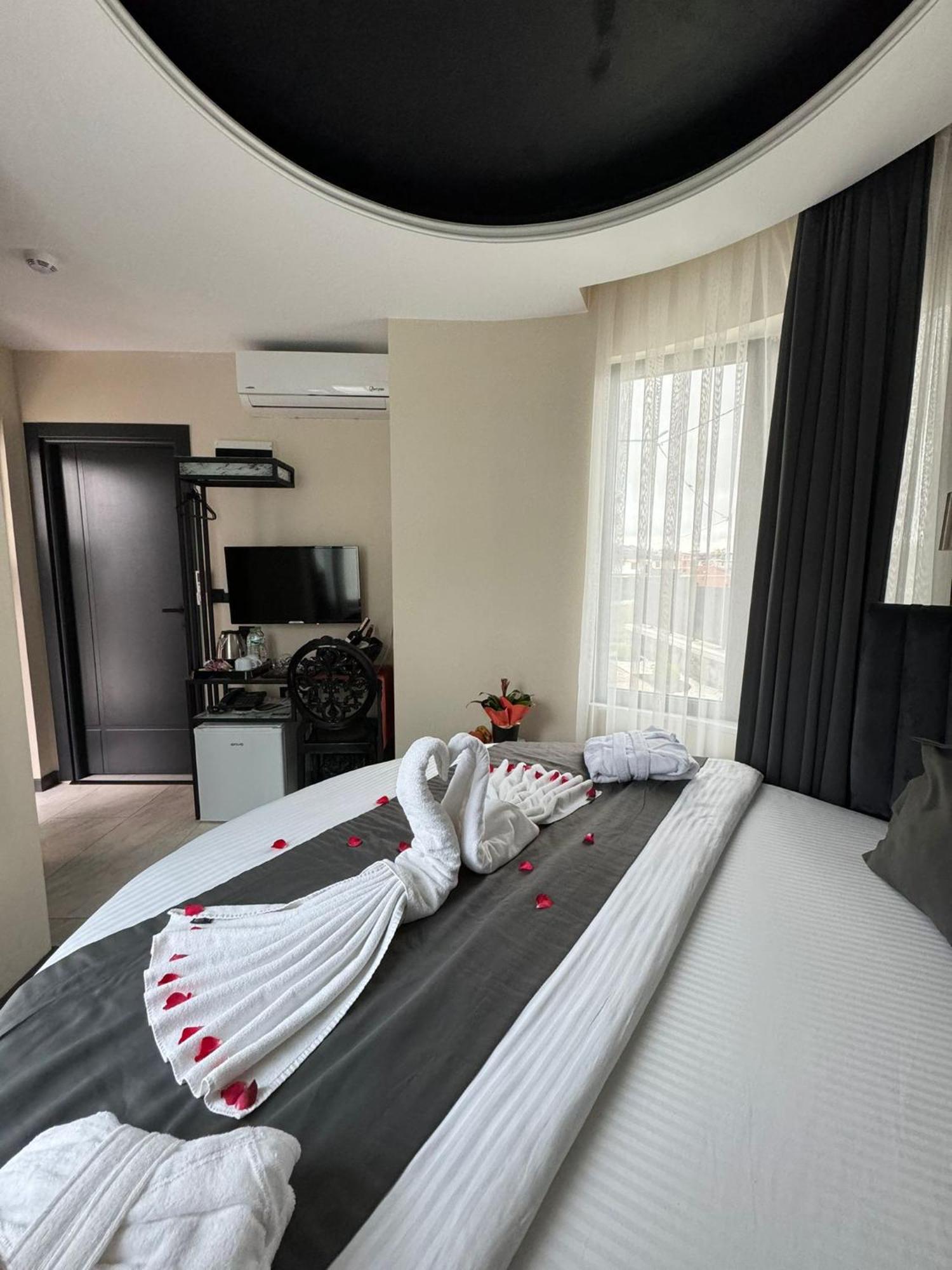 The Queen Airport Hotel-Round Trip Airport Service Arnavutkoy ภายนอก รูปภาพ
