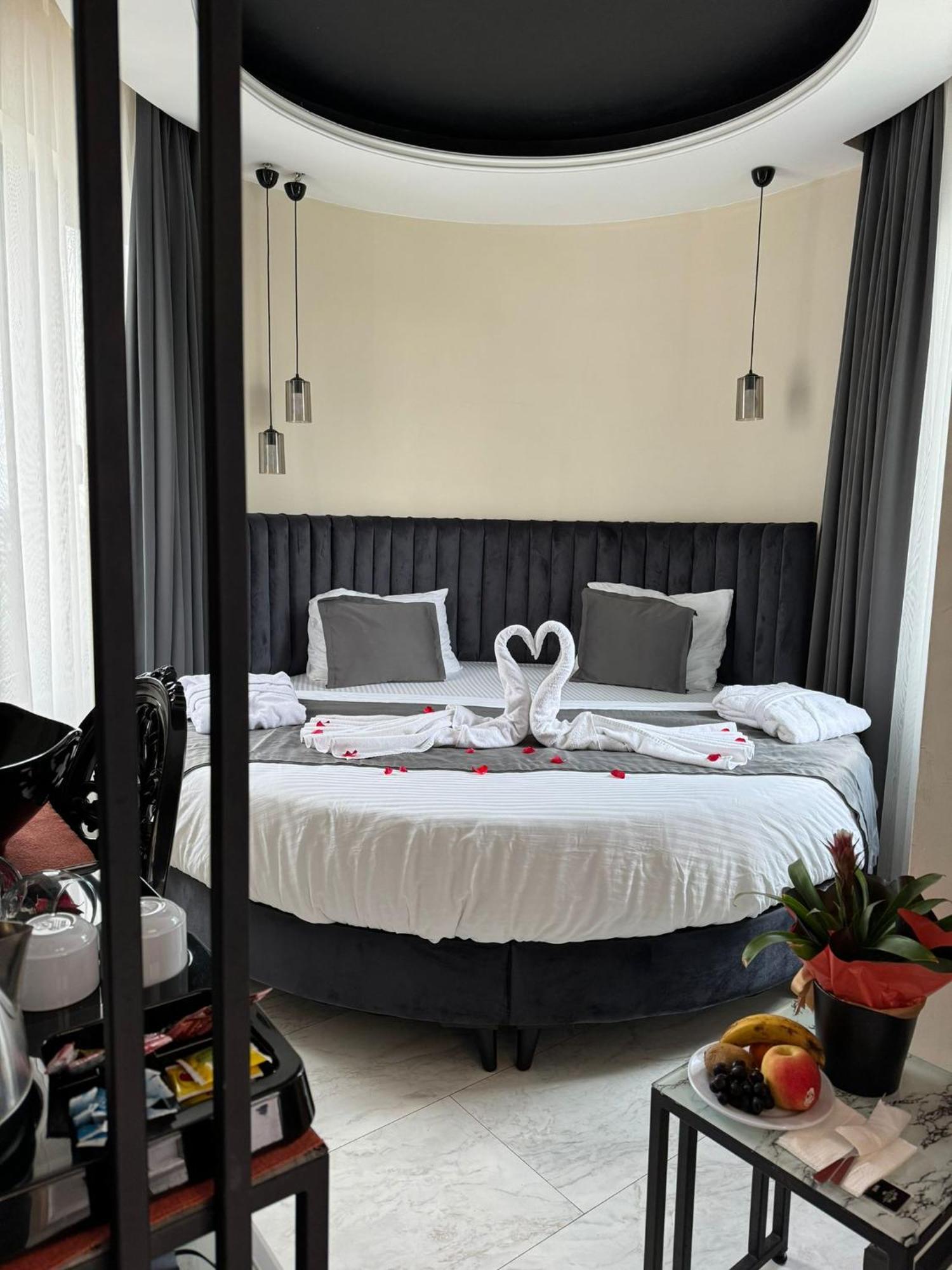 The Queen Airport Hotel-Round Trip Airport Service Arnavutkoy ภายนอก รูปภาพ