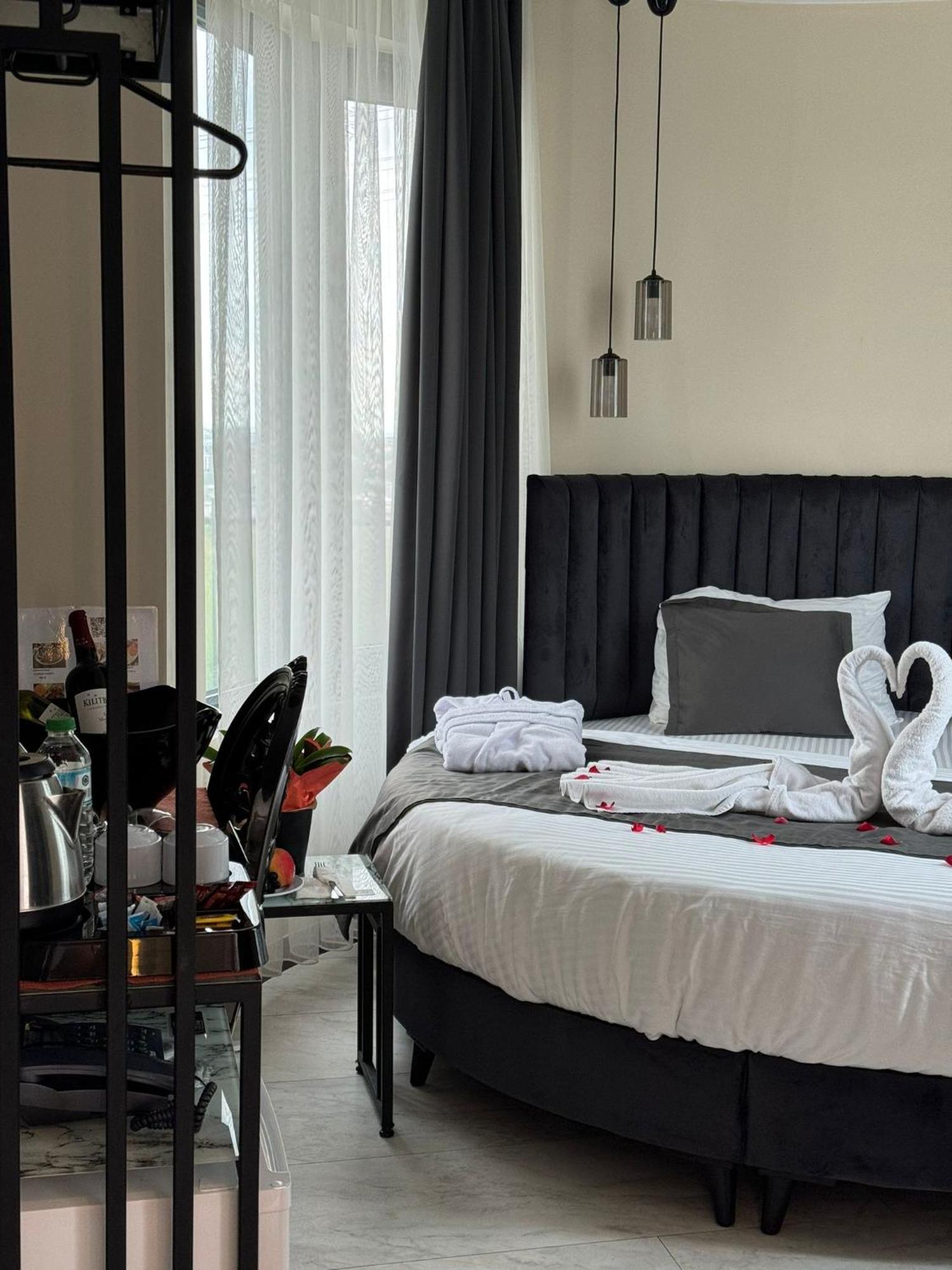 The Queen Airport Hotel-Round Trip Airport Service Arnavutkoy ภายนอก รูปภาพ