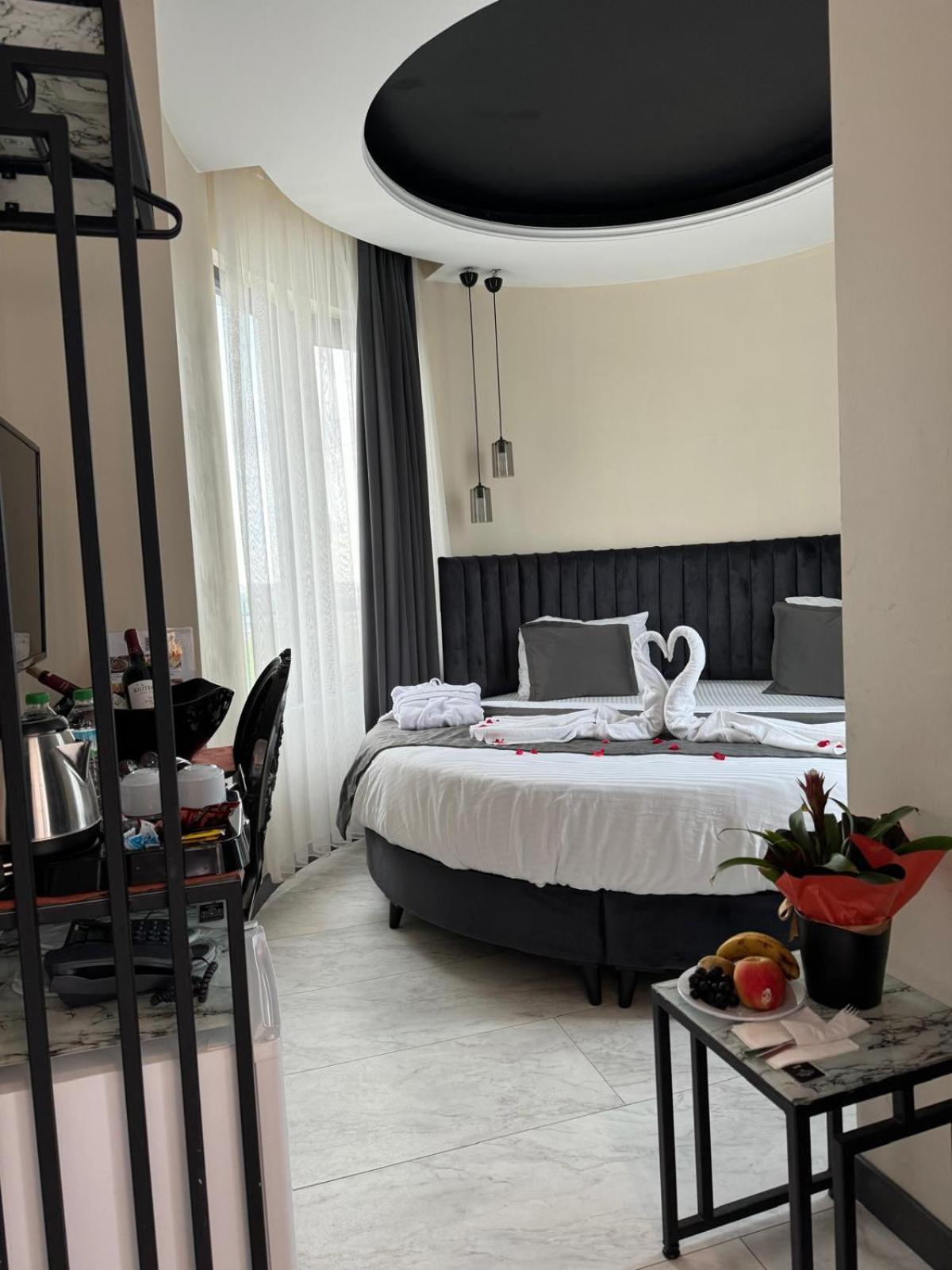 The Queen Airport Hotel-Round Trip Airport Service Arnavutkoy ภายนอก รูปภาพ